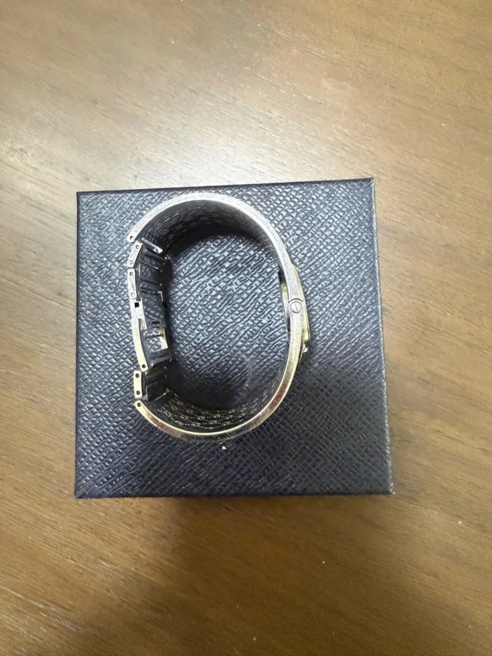 Gucci Silver 112 Twirl GG Pattern Cuff Watch with Gray Dial - Picture 6 of 7